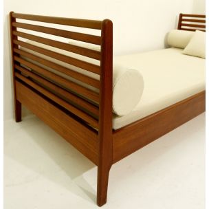 Lit de repos vintage en tissu blanc et bois 1960