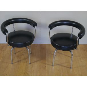 Paire de fauteuils vintage LC7 de Le Corbusier Perriand et Jeanneret en cuir noir et acier