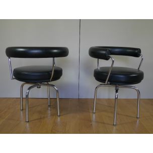 Pair of vintage LC7 armchairs by Le Corbusier Perriand and Jeanneret in black leather and steel