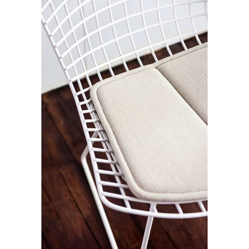 Suite de 6 chaises vintage par Harry Bertoia en métal et tissu blanc 1990
