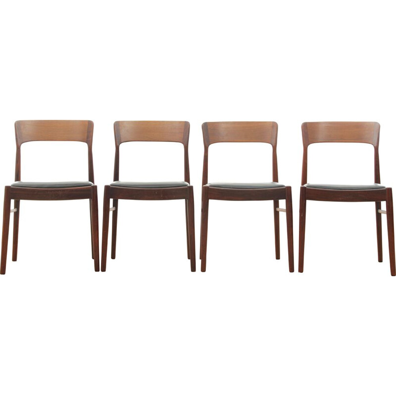 Set of 4 vintage scandinavian chairs model 26 in Rio rosewood