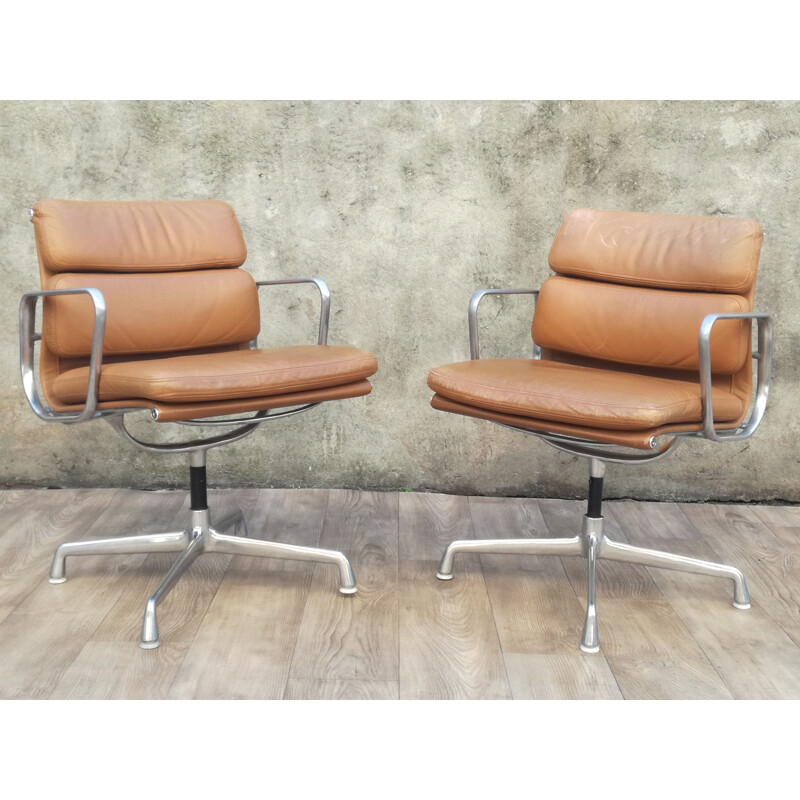 Paire de fauteuils vintage en cuir EA 208 pivotants par Charles Eames pour Herman Miller