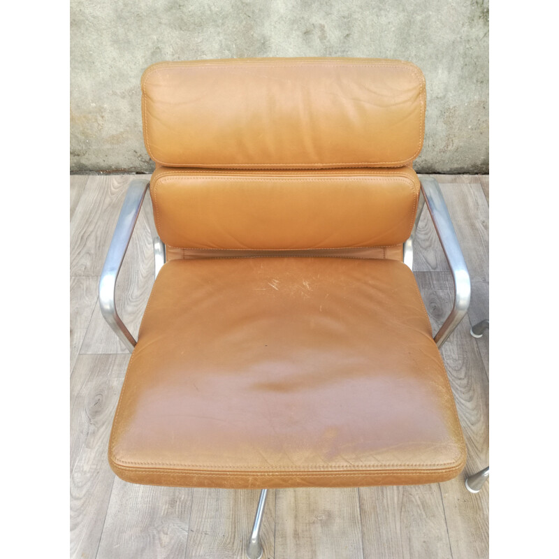 Paire de fauteuils vintage en cuir EA 208 pivotants par Charles Eames pour Herman Miller
