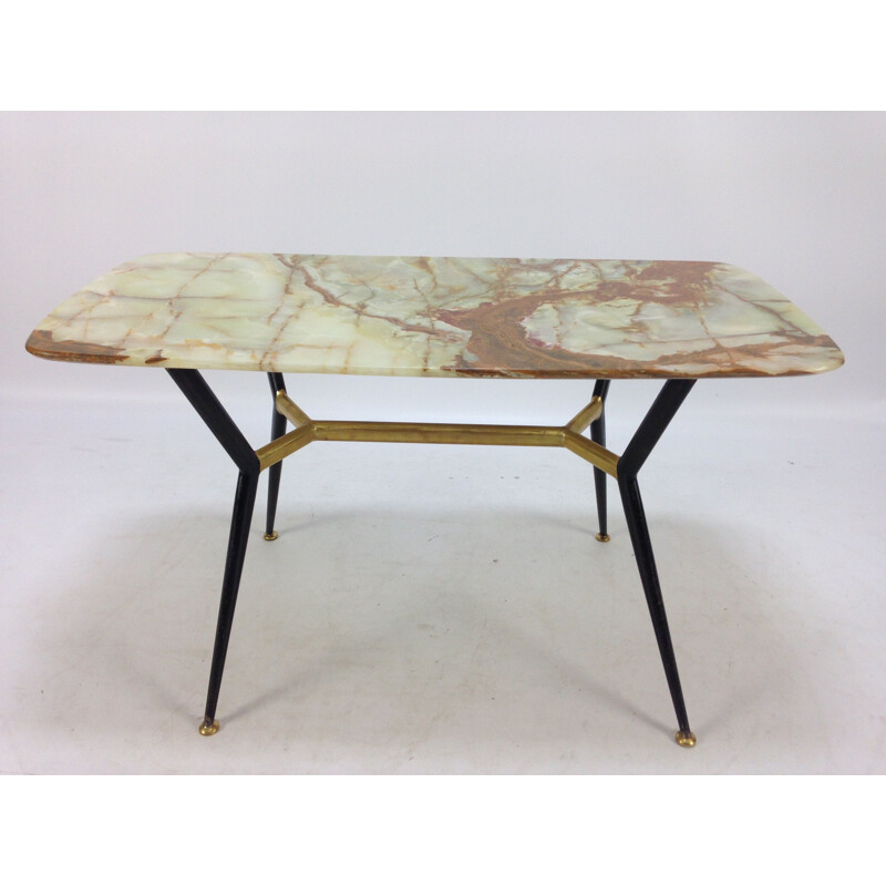 Table basse vintage avec plateau de marbre et pieds en laiton 1950
