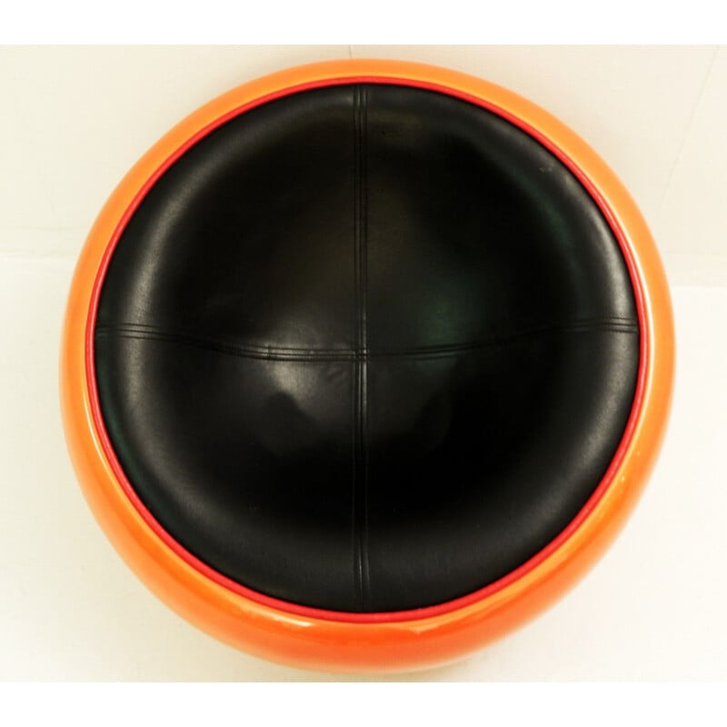 Fauteuil vintage Egg Pod Ball de Aarnio en fibre de verre orange et skaï noir 1960