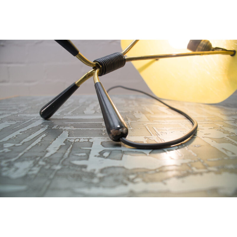 Lámpara trípode vintage de latón y fibra de vidrio