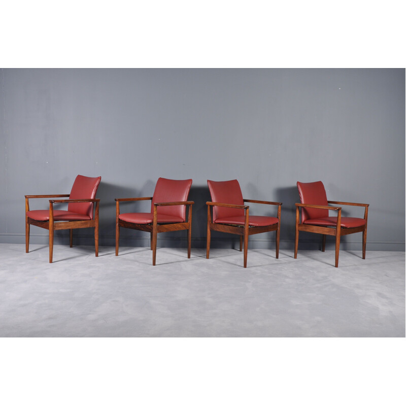 Suite de 4 chaises vintage 209 diplomates pour Cado en palissandre et cuir rouge 1960