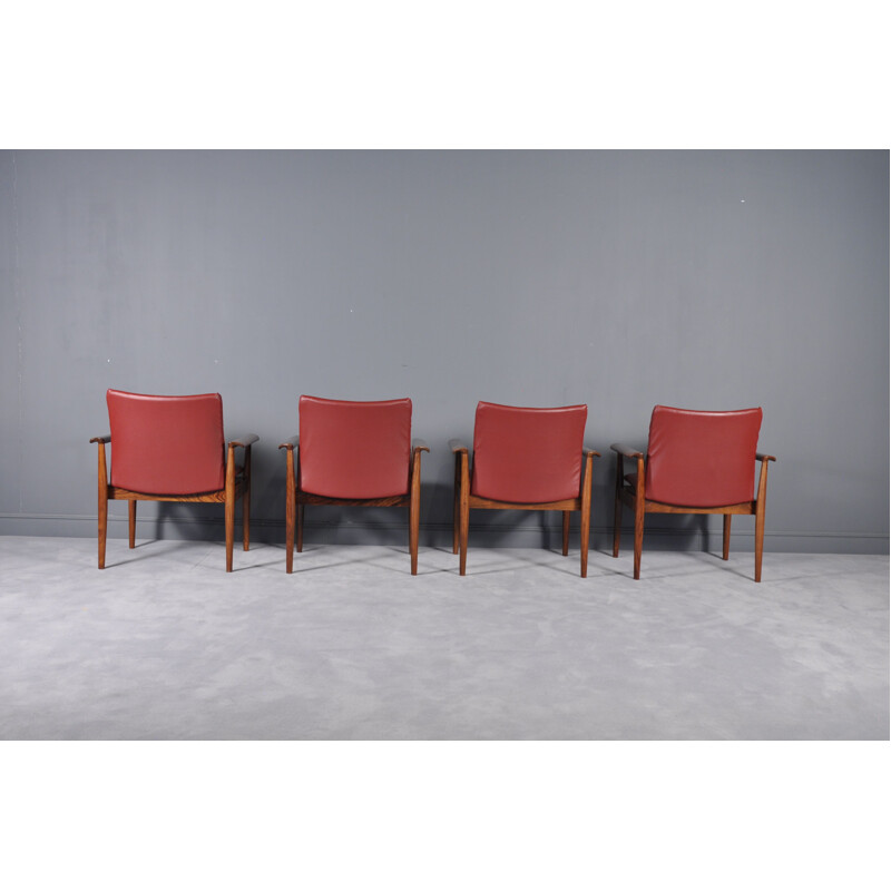 Suite de 4 chaises vintage 209 diplomates pour Cado en palissandre et cuir rouge 1960