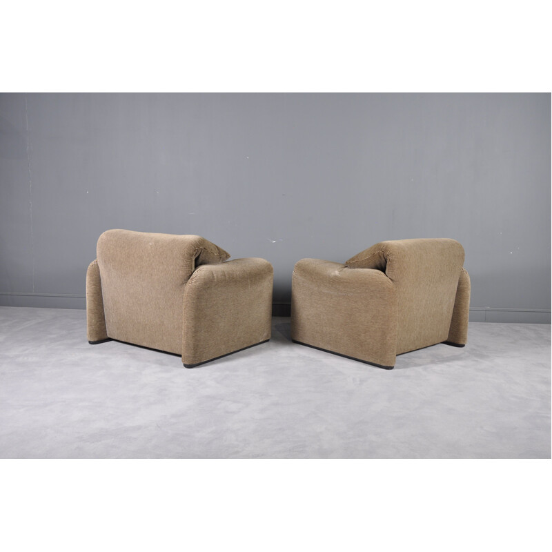 Suite de 2 fauteuils vintage Maralunga par Vico Magistretti pour Cassina en tissu 1970