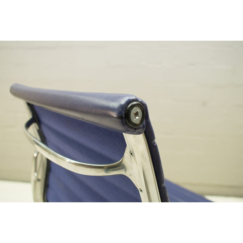 Chaise vintage modèle EA 117 par Charles Ray Eames pour Vitra en cuir bleu