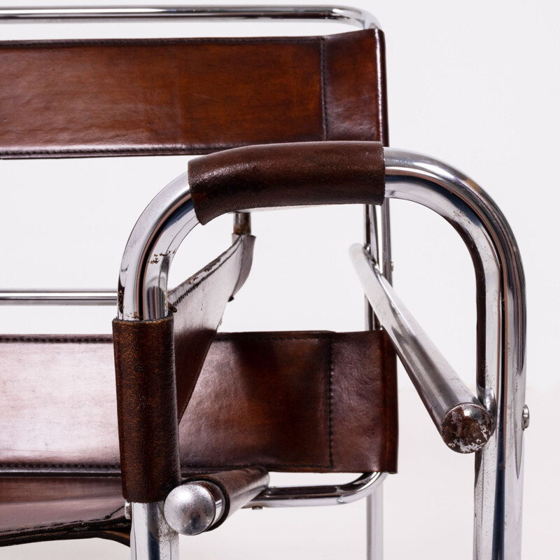 2 chaises en cuir et chrome des années 60