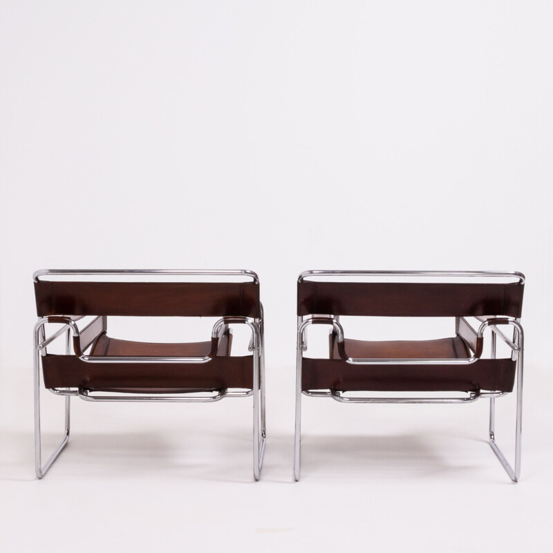 2 chaises en cuir et chrome des années 60