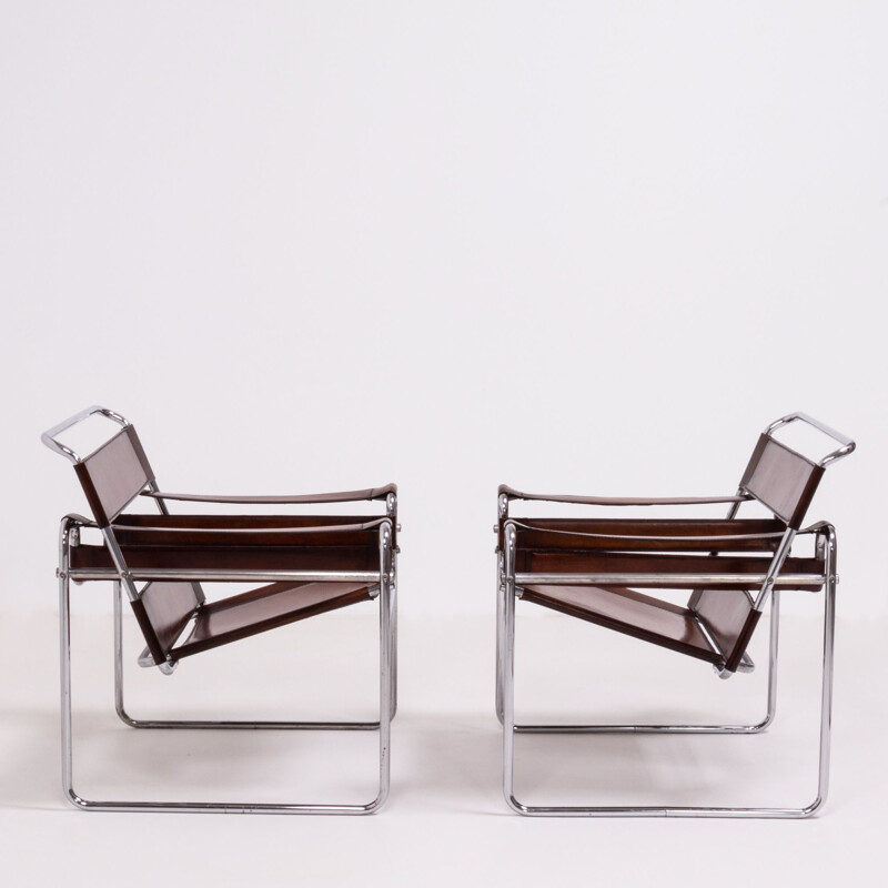 2 chaises en cuir et chrome des années 60