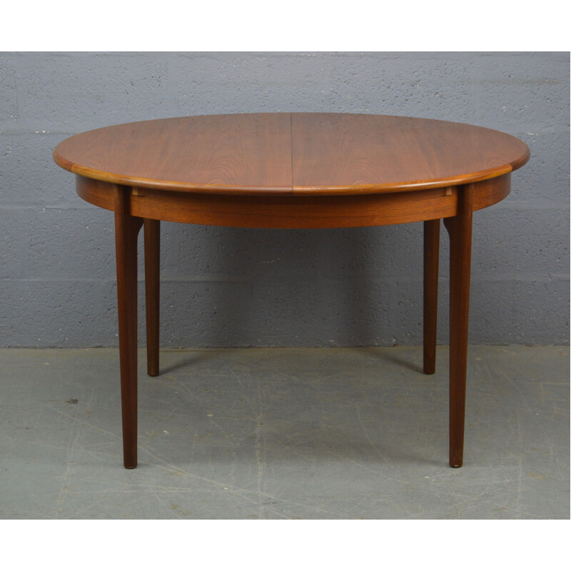 Vintage round extendable table in teak