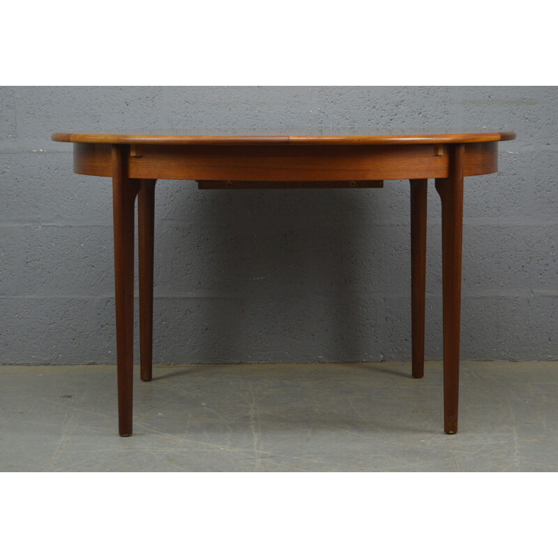 Vintage round extendable table in teak