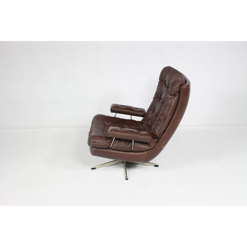 Danish vintage swiveling chair in brown leather