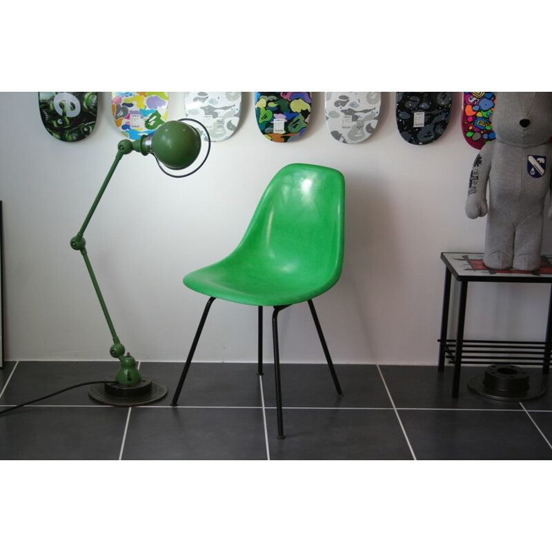 Chaise vintage DSX fibre vert kelly green avec base noire par Eames pour Herman Miller