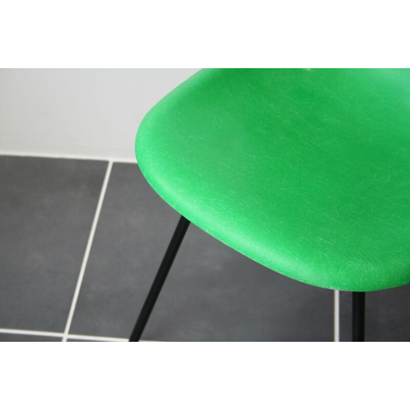 Chaise vintage DSX fibre vert kelly green avec base noire par Eames pour Herman Miller