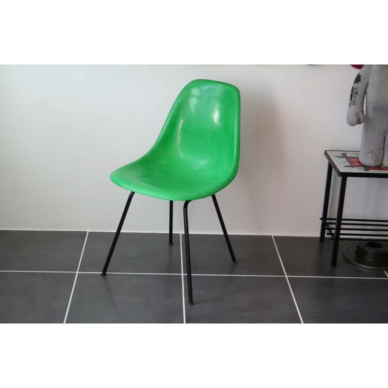 Vintage DSX chair kelly green fiber with a black base by Eames for Herman Miller