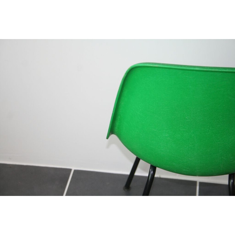 Chaise vintage DSX fibre vert kelly green avec base noire par Eames pour Herman Miller