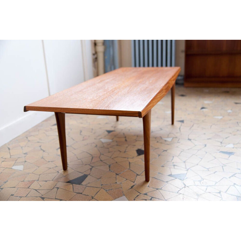 Vintage coffee table with spindle base,1960