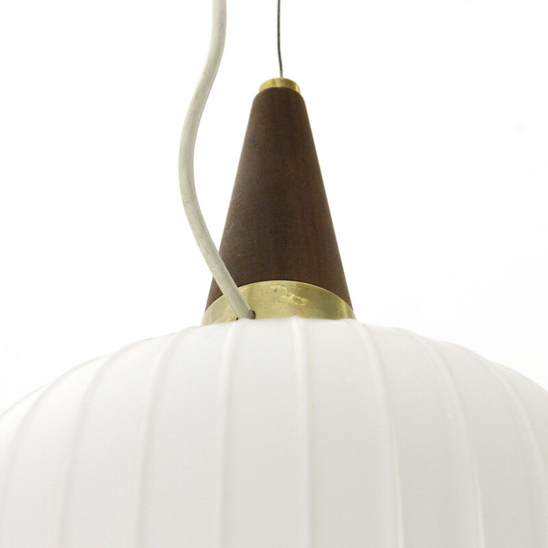 Suspension vintage en teck et opaline blanche,Italie,1960