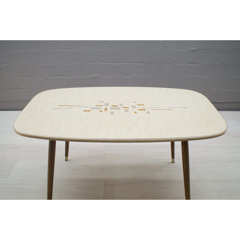 Table basse beige vintage en bois et laiton