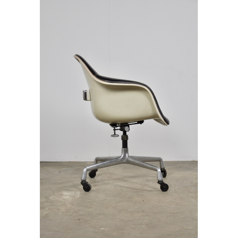 Fauteuil de bureau en fibre de verre et cuir par Charles Eames pour Herman Miller