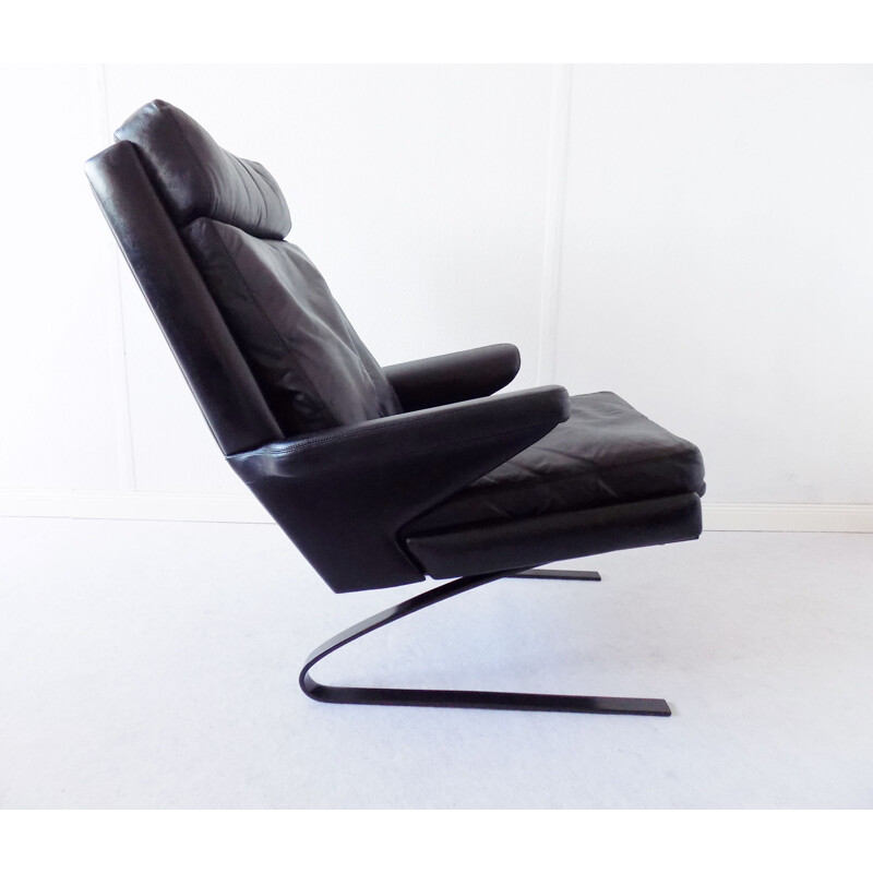 COR Swing lounge chair in black leather