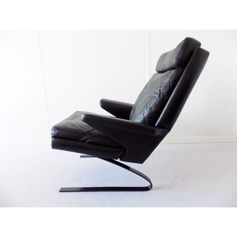 COR Swing lounge chair in black leather