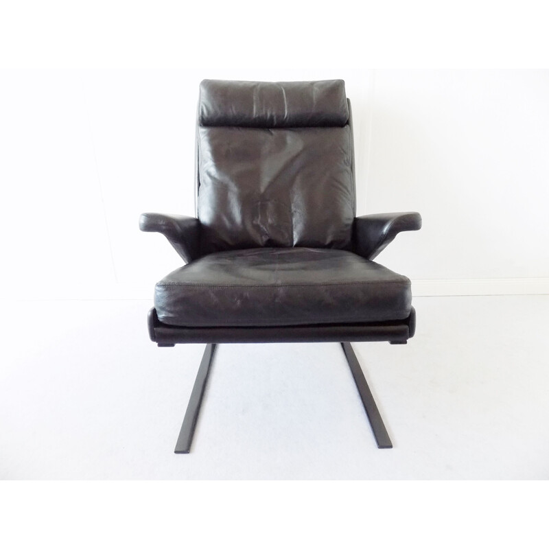 COR Swing lounge chair in black leather