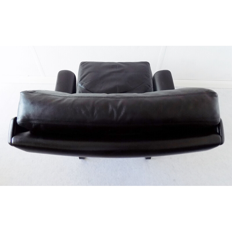 COR Swing lounge chair in black leather
