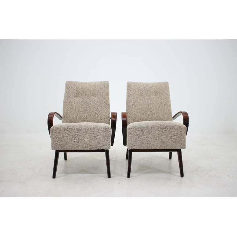 Pair of beech armchairs by Jindřich Halabala