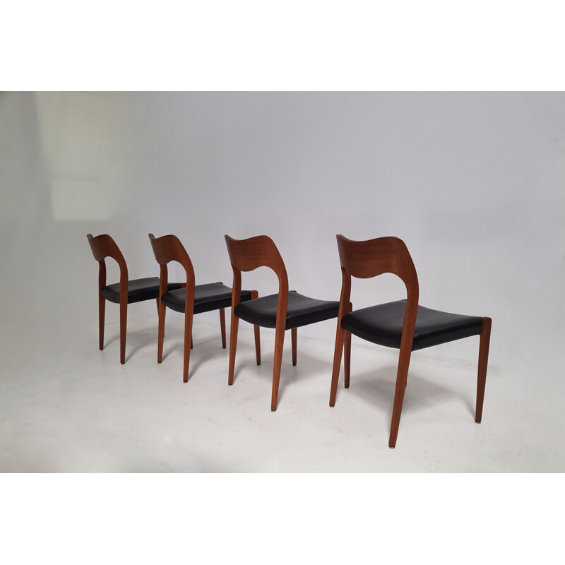 Suite de 4 chaises vintage en teck modèle 71 Niels O. Moller