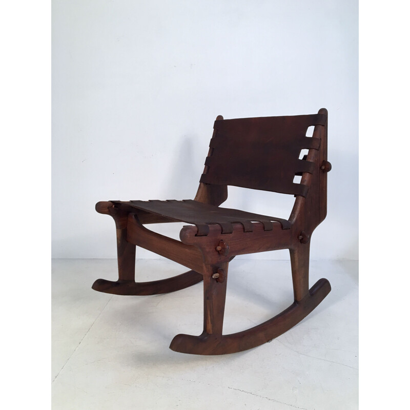 Chaise à bascule vintage en noyer et cuir par Angel Pazmino