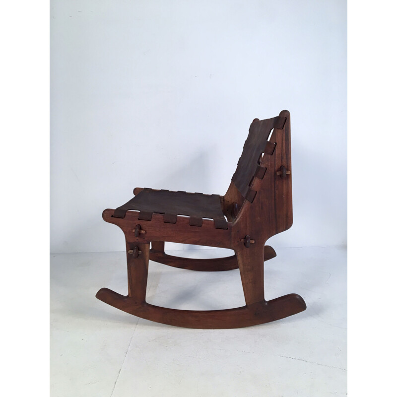 Cadeira de balanço em nogueira e couro Vintage de Angel Pazmino
