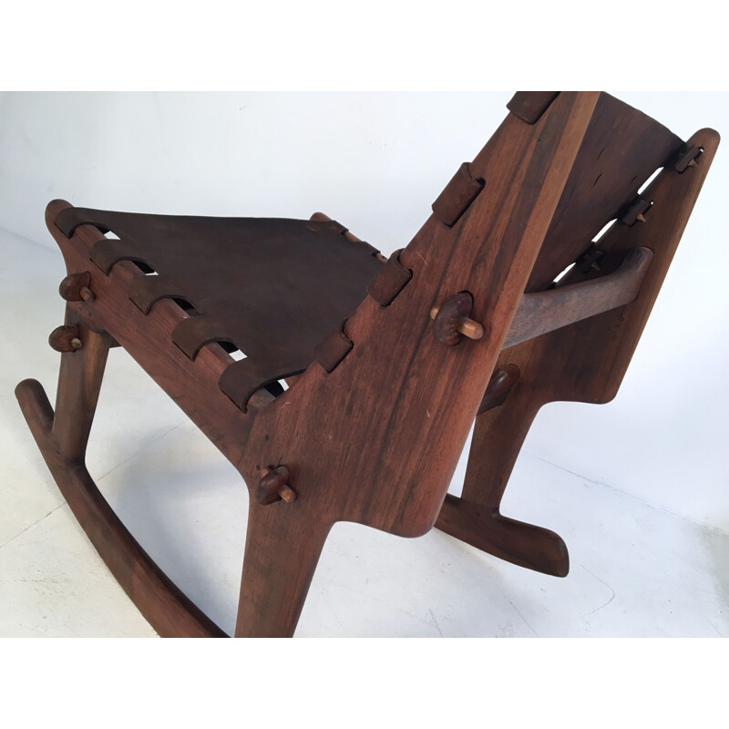 Cadeira de balanço em nogueira e couro Vintage de Angel Pazmino