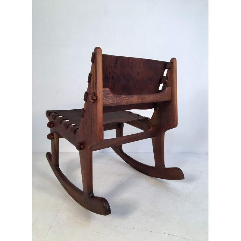 Chaise à bascule vintage en noyer et cuir par Angel Pazmino