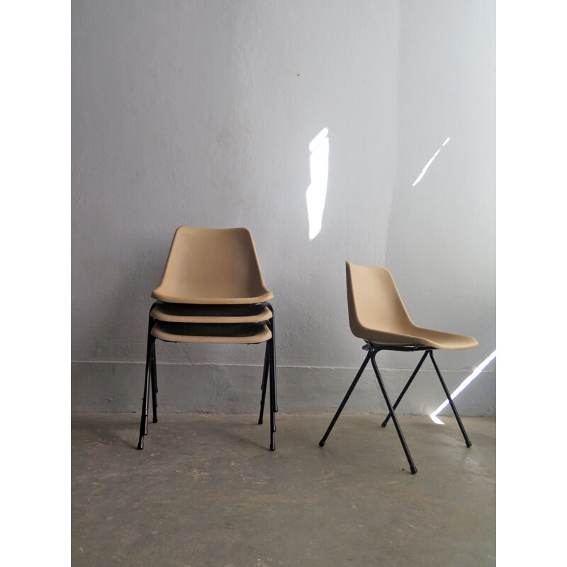 Suite de 4 chaises beiges vintage en plastique avec base en métal