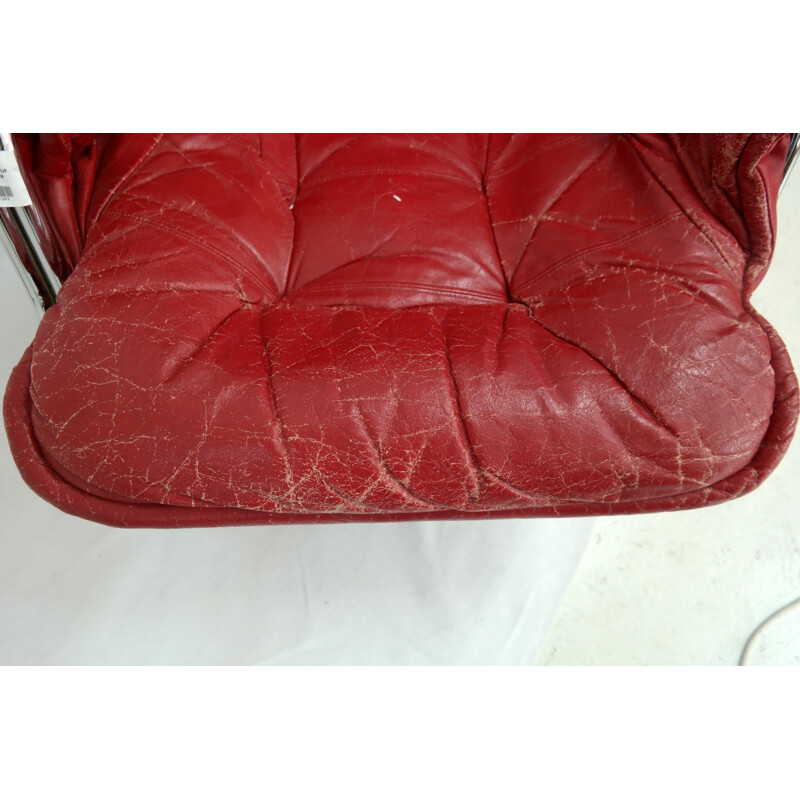 Suite de 2 fauteuils vintage en cuir rouge et chrome plaqué 1970