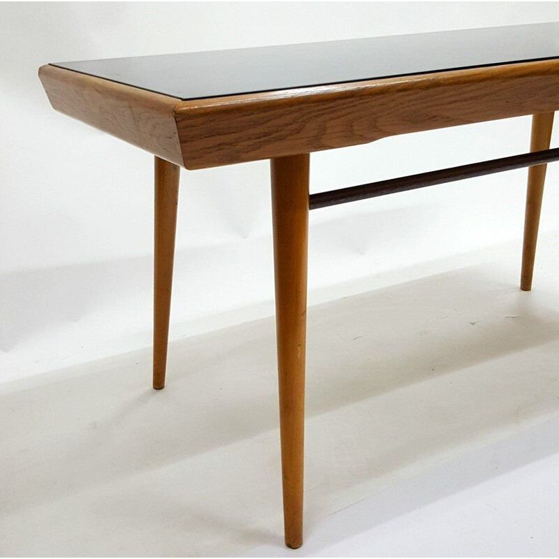 Table basse vintage en bois et avec un dessus en verre 1960