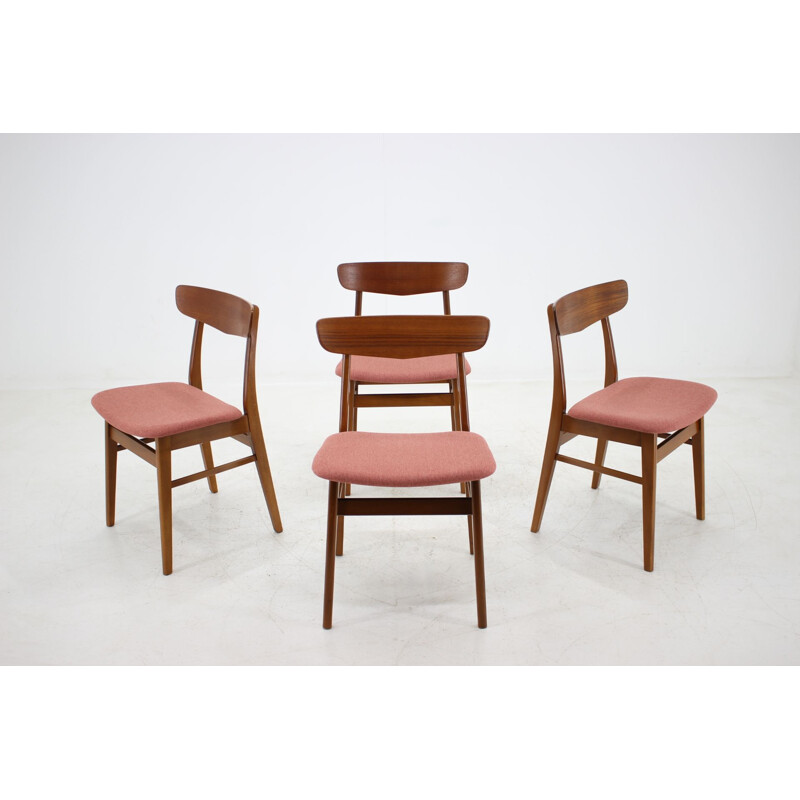 Suite de 4 chaises vintage danoises roses en bois de teck des années 1960