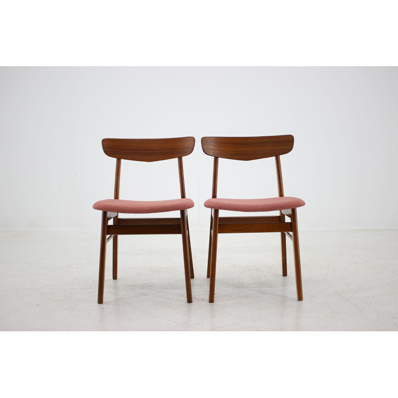 Suite de 4 chaises vintage danoises roses en bois de teck des années 1960