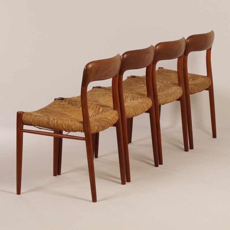 Suite de 4 chaises vintage danoises modèle 75 pour JL Møller en teck 1950 