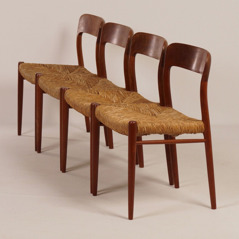 Suite de 4 chaises vintage danoises modèle 75 pour JL Møller en teck 1950 
