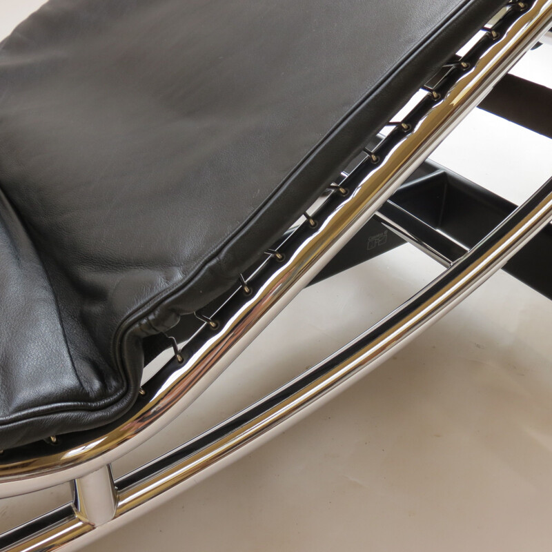 Chaise longue vintage LC4 pour Cassina en cuir noir années 1970