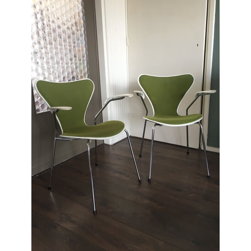 Set of 2 vintage model 3207 chairs for Fritz Hansen in green steel 1980s