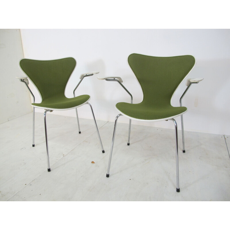 Paar vintage stoelen model 3207 voor Fritz Hansen in groen staal 1980