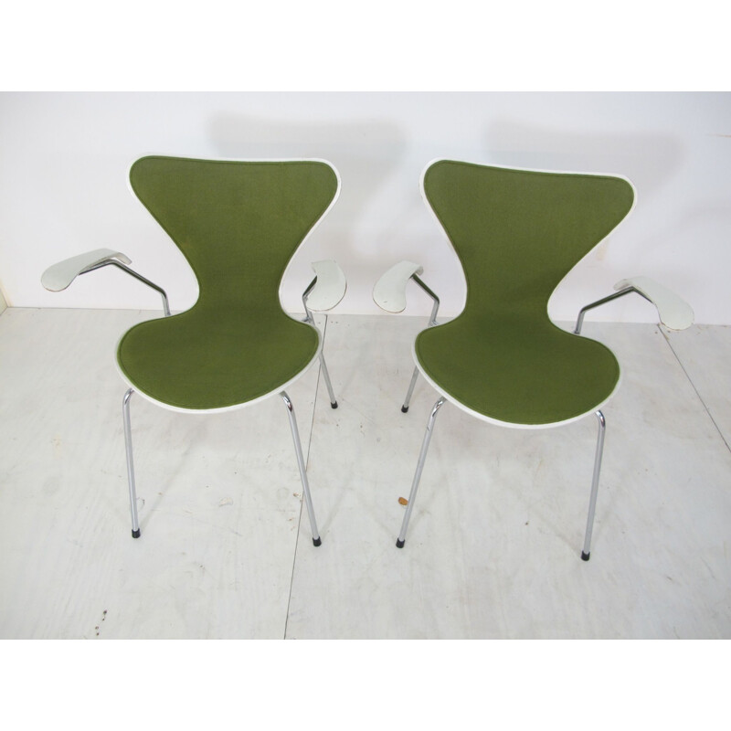 Coppia di sedie vintage modello 3207 per Fritz Hansen in acciaio verde 1980