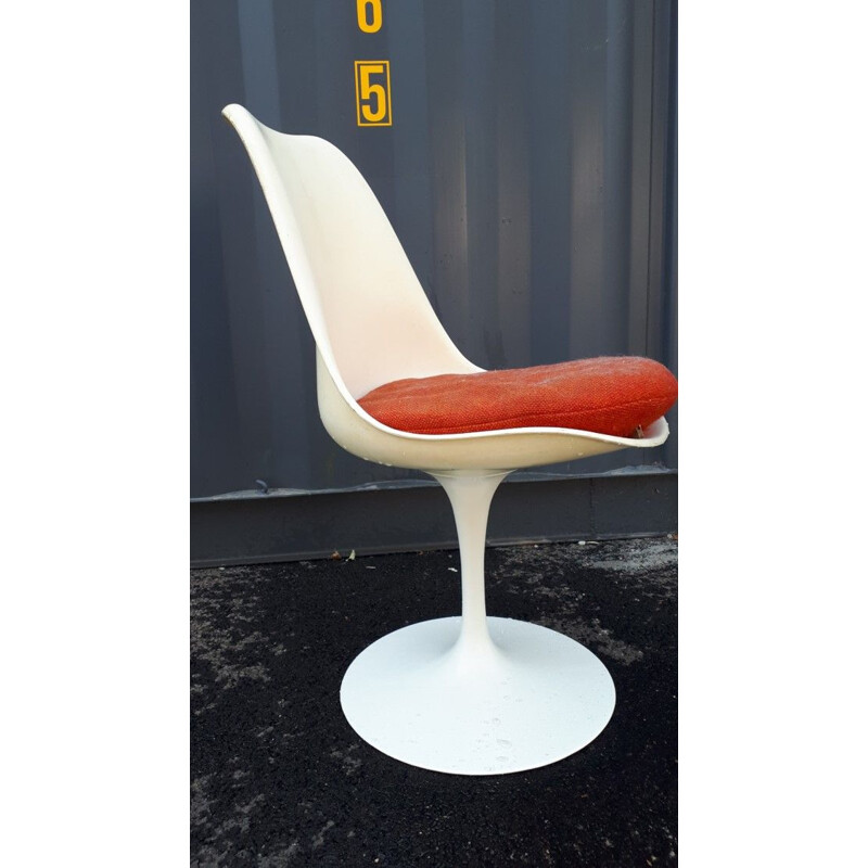 Tulip chairs, Knoll International, Eero Saarinen